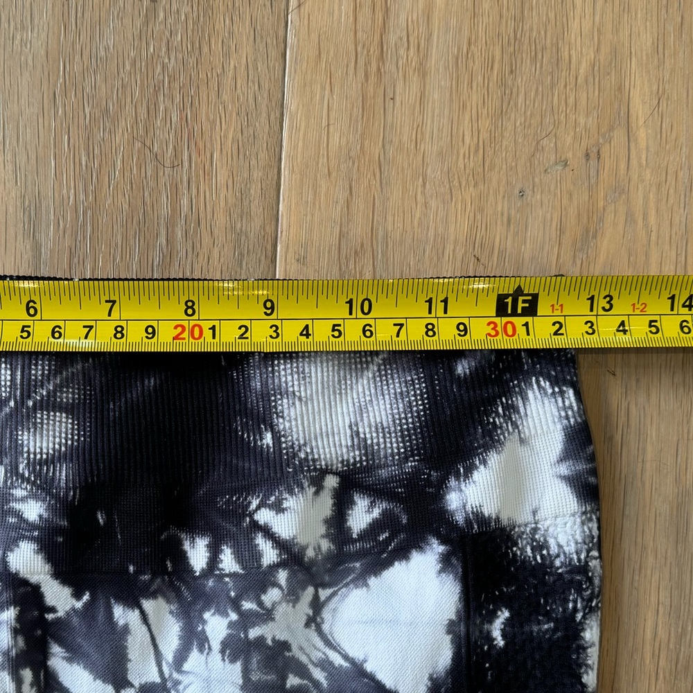 Peach leggings with compression at waist and sides. Size M. Black & white marble - Picture 5 of 7